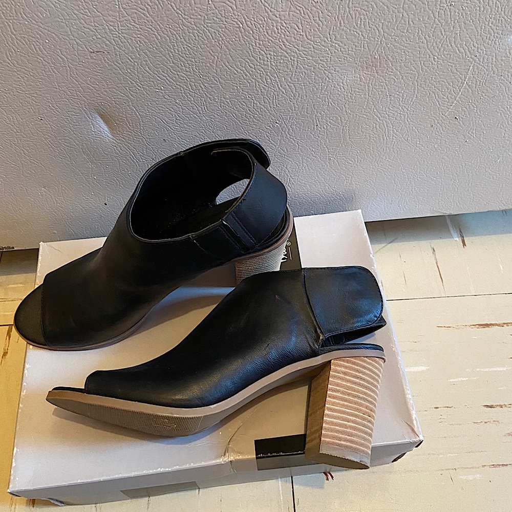 high heels shoes in black